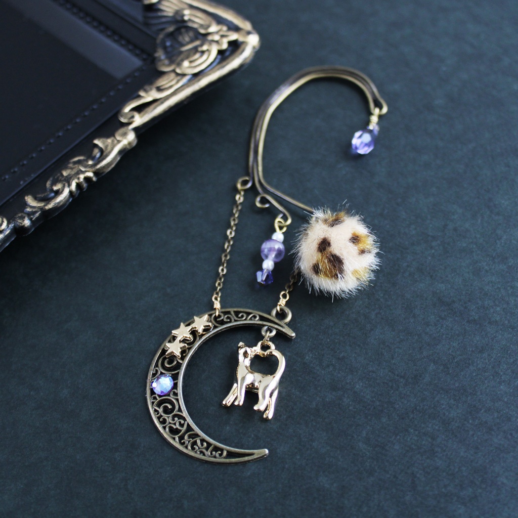 アンティークな見返りニャンコ★猫と三日月のイヤーフック(高品質クリスタル使用)痛くない、落ちない♪