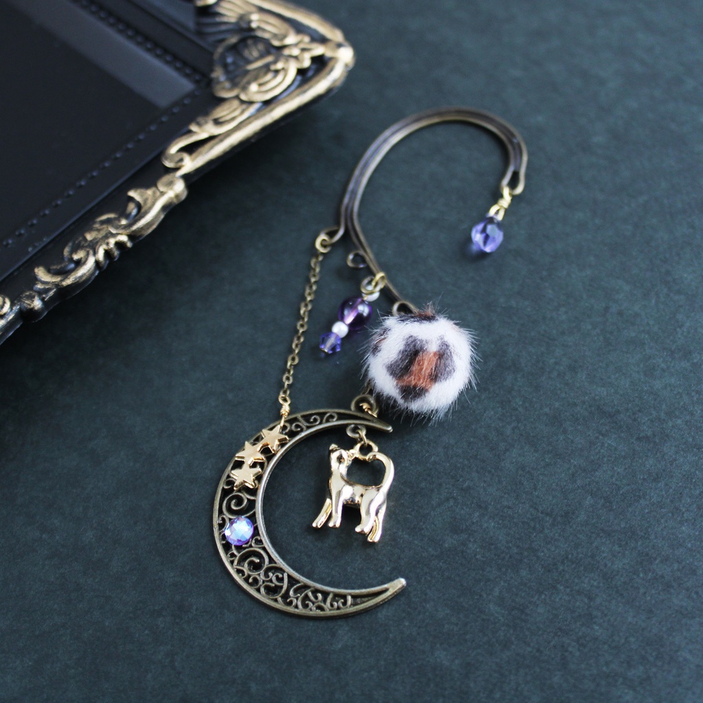 アンティークな見返りニャンコ★猫と三日月のイヤーフック(高品質クリスタル使用)痛くない、落ちない♪