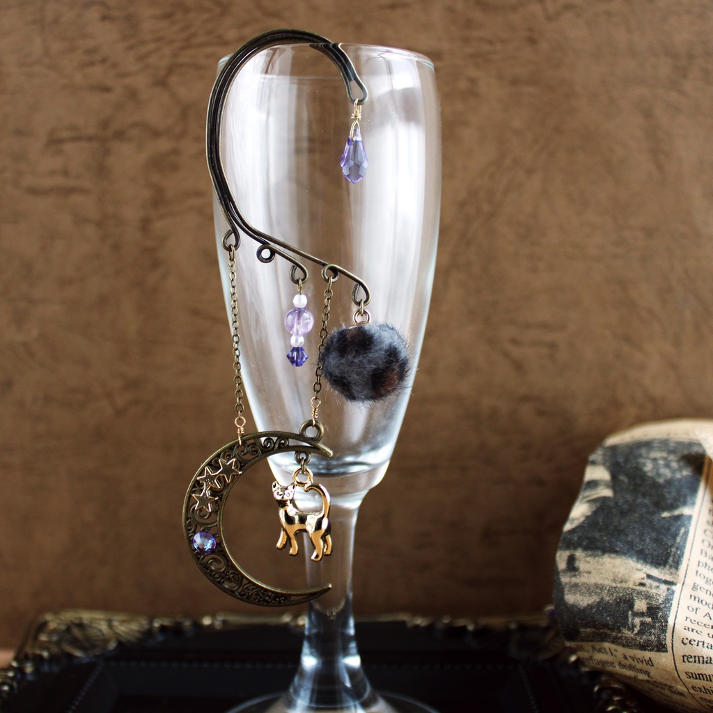 アンティークな見返りニャンコ★猫と三日月のイヤーフック(高品質クリスタル使用)痛くない、落ちない♪