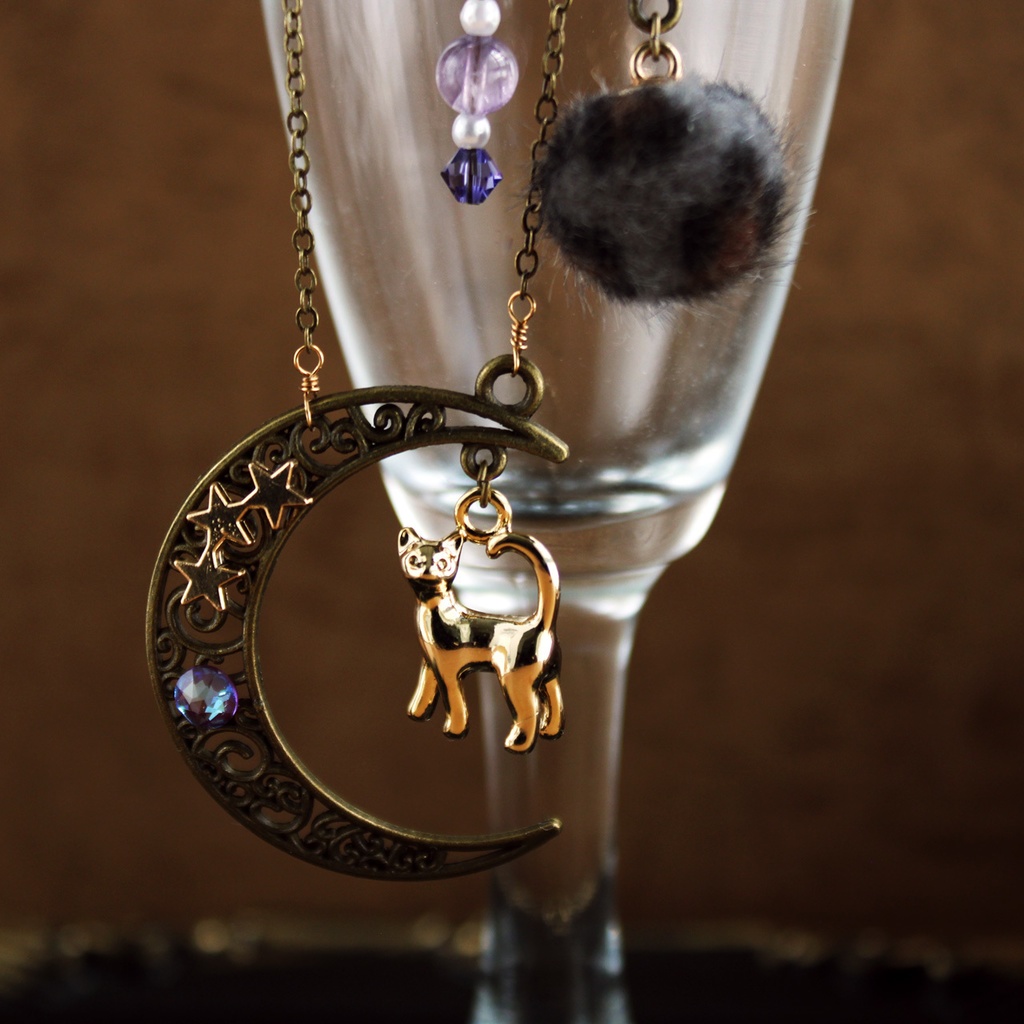 アンティークな見返りニャンコ★猫と三日月のイヤーフック(高品質クリスタル使用)痛くない、落ちない♪