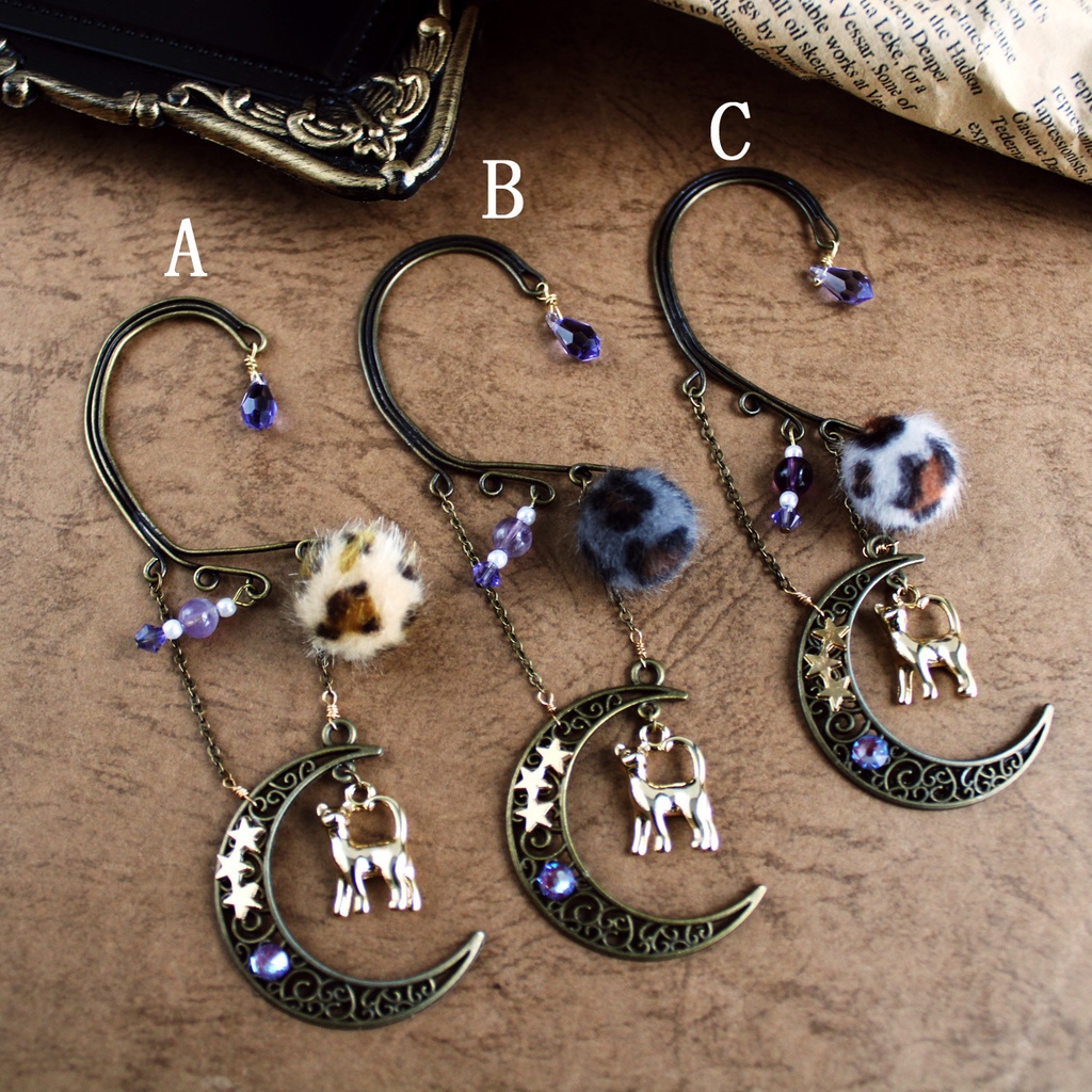 アンティークな見返りニャンコ★猫と三日月のイヤーフック(高品質クリスタル使用)痛くない、落ちない♪