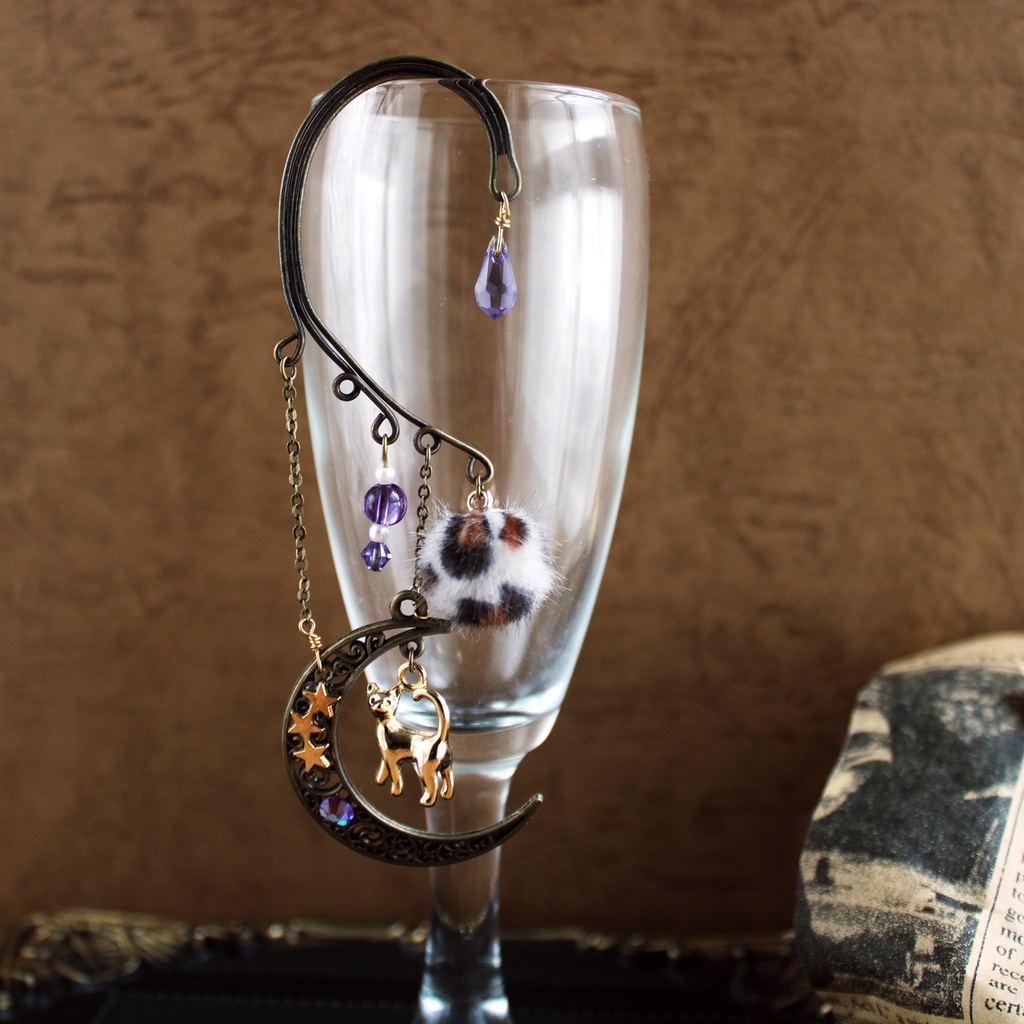 アンティークな見返りニャンコ★猫と三日月のイヤーフック(高品質クリスタル使用)痛くない、落ちない♪