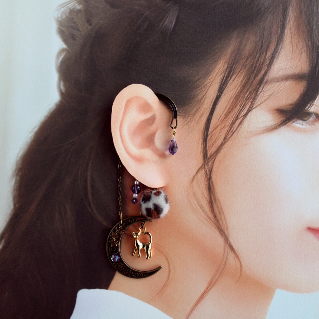 アンティークな見返りニャンコ★猫と三日月のイヤーフック(高品質クリスタル使用)痛くない、落ちない♪