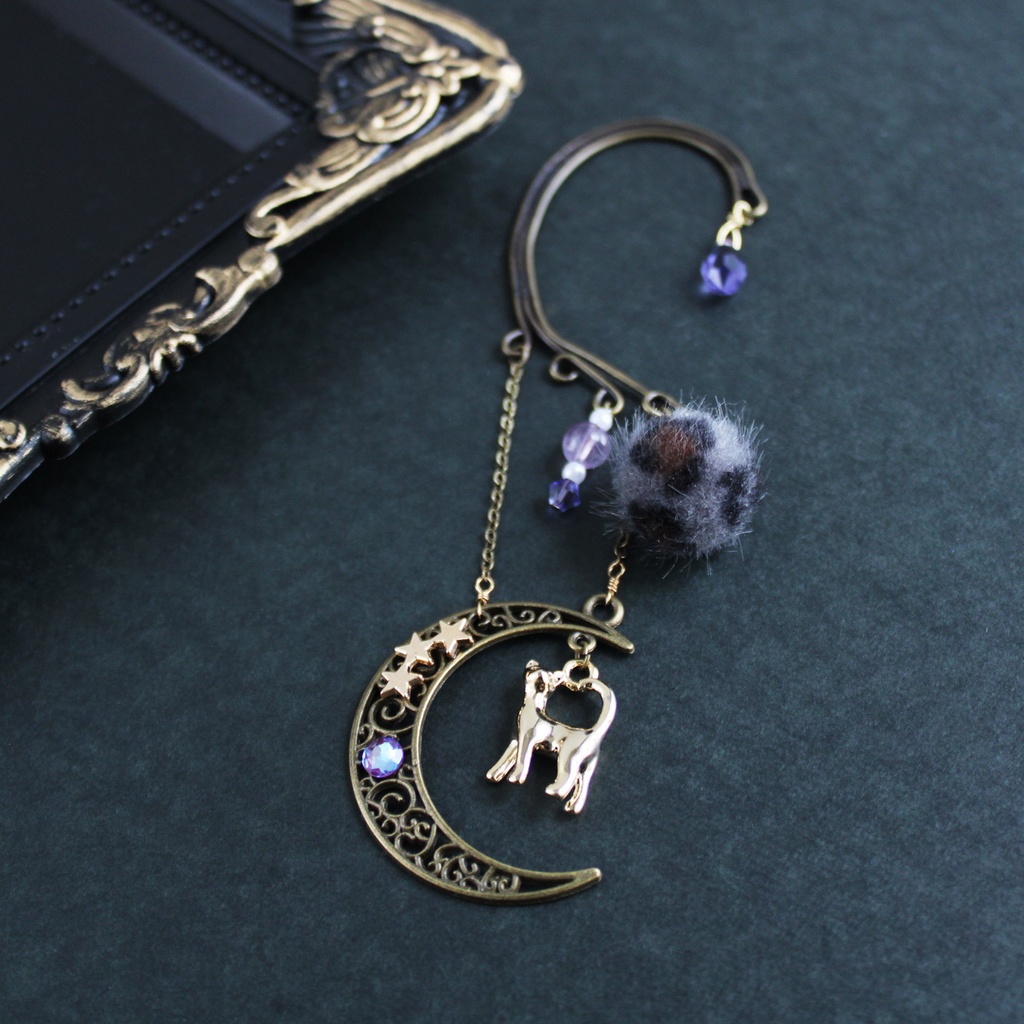アンティークな見返りニャンコ★猫と三日月のイヤーフック(高品質クリスタル使用)痛くない、落ちない♪