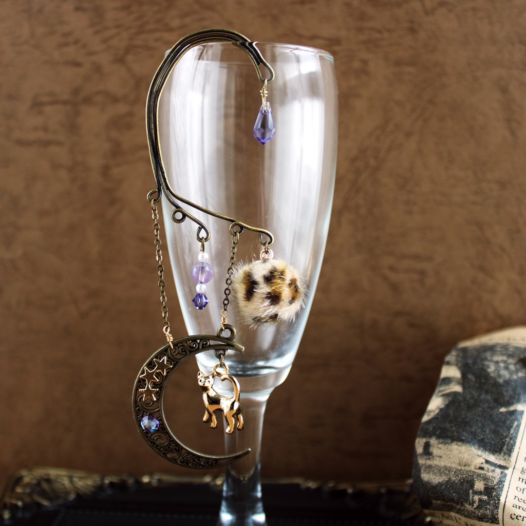 アンティークな見返りニャンコ★猫と三日月のイヤーフック(高品質クリスタル使用)痛くない、落ちない♪