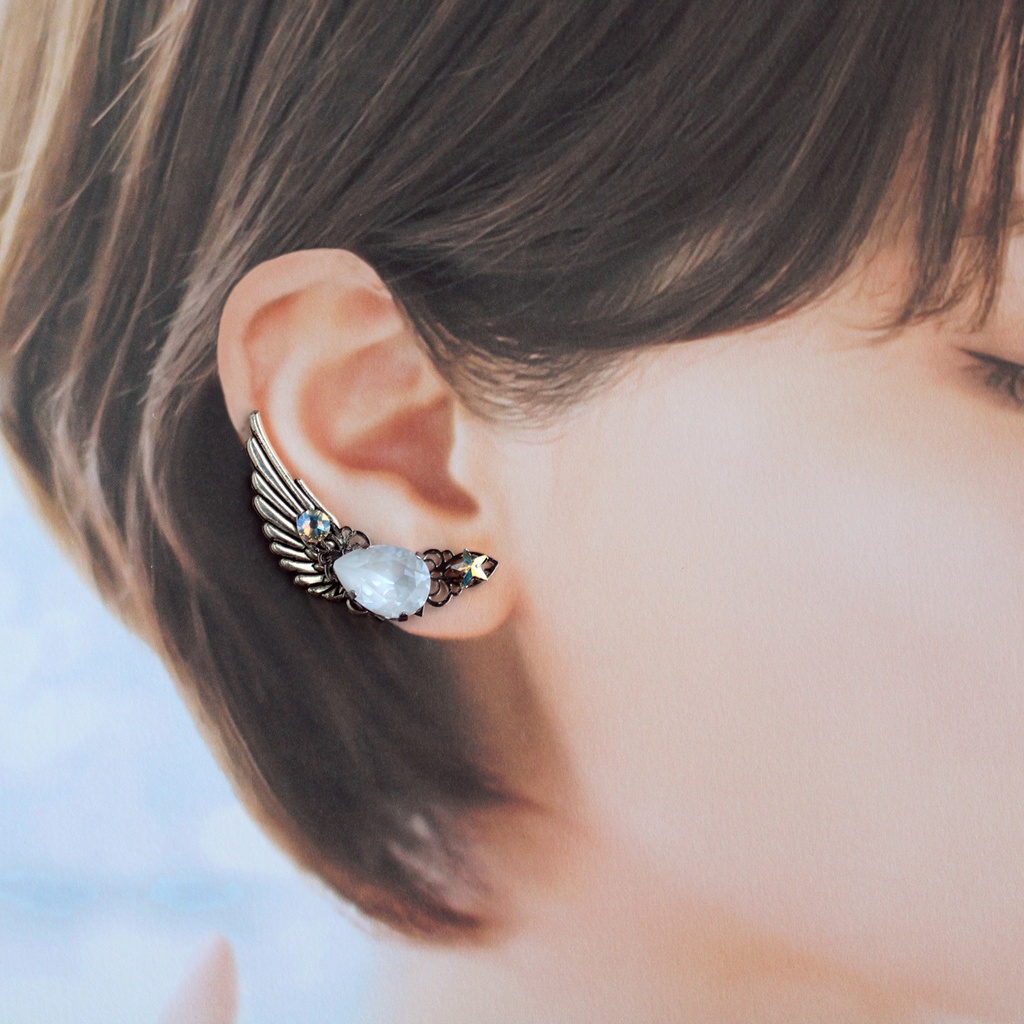 暗闇で光る♪星翼のイヤーカフ (全2色)シルバー ✴︎高品質クリスタル✴︎アレルギー対応&痛くないクリップ