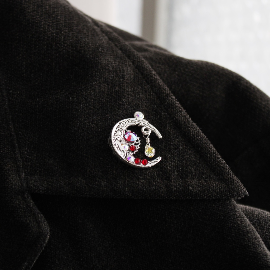 三日月のピンブローチ(赤:下弦の月)(青:上弦の月)シルバー【高級クリスタル使用】