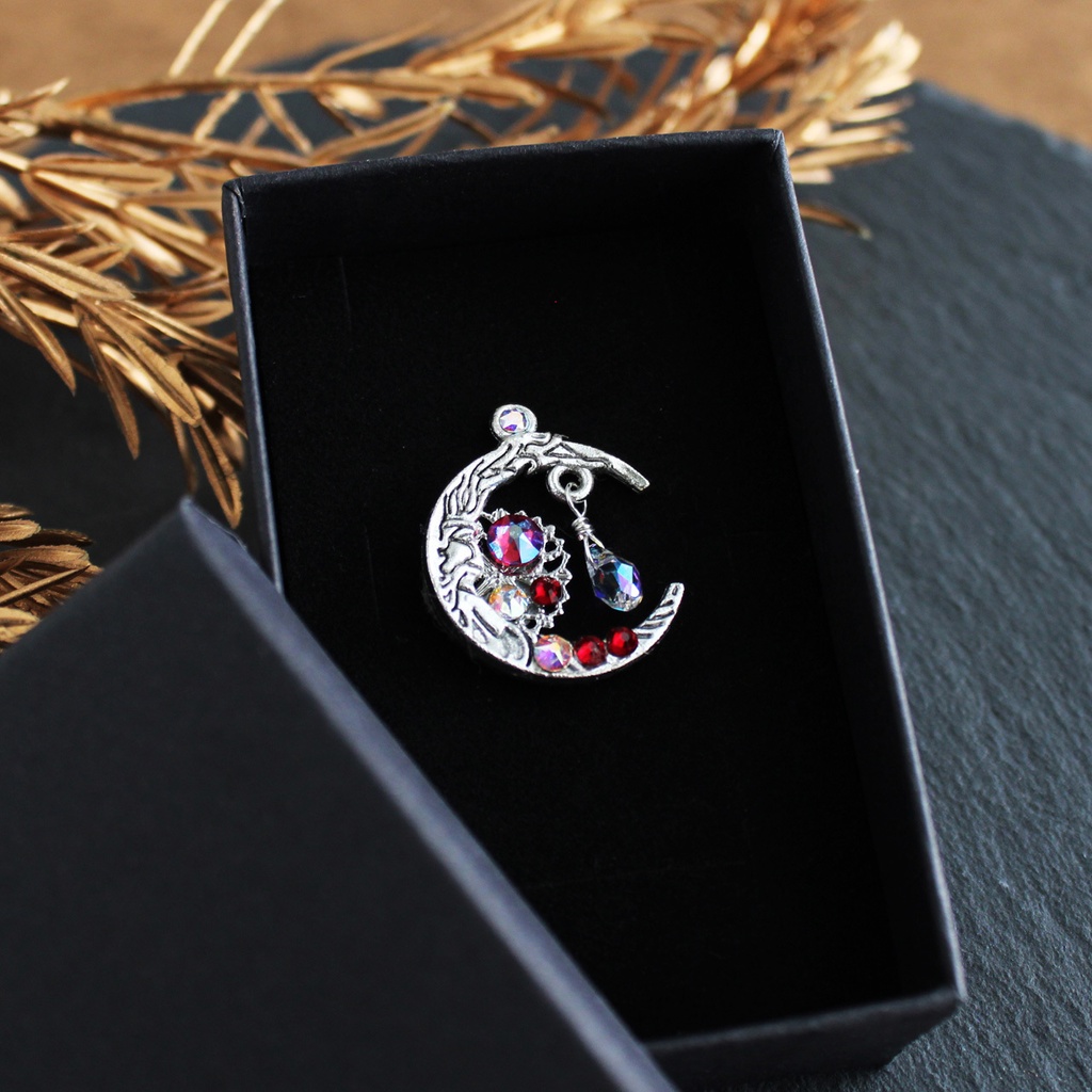 三日月のピンブローチ(赤:下弦の月)(青:上弦の月)シルバー【高級クリスタル使用】