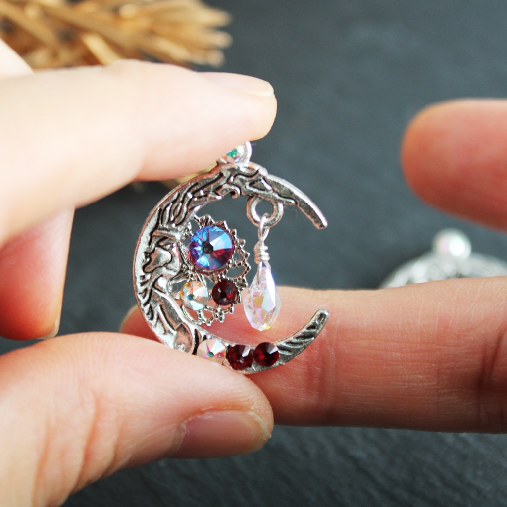 三日月のピンブローチ(赤:下弦の月)(青:上弦の月)シルバー【高級クリスタル使用】