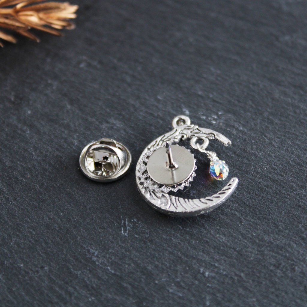 三日月のピンブローチ(赤:下弦の月)(青:上弦の月)シルバー【高級クリスタル使用】