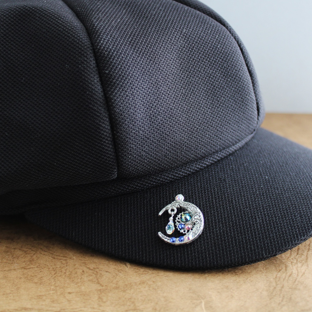 三日月のピンブローチ(赤:下弦の月)(青:上弦の月)シルバー【高級クリスタル使用】