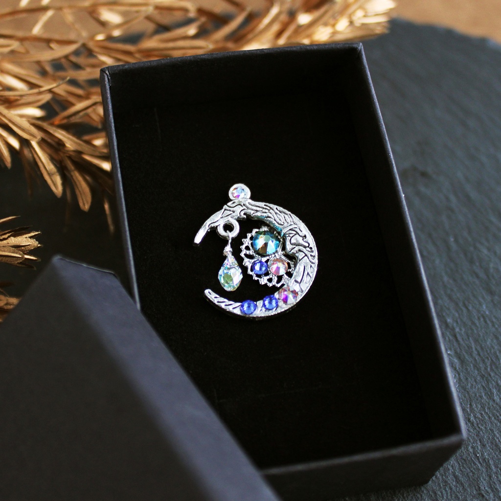 三日月のピンブローチ(赤:下弦の月)(青:上弦の月)シルバー【高級クリスタル使用】