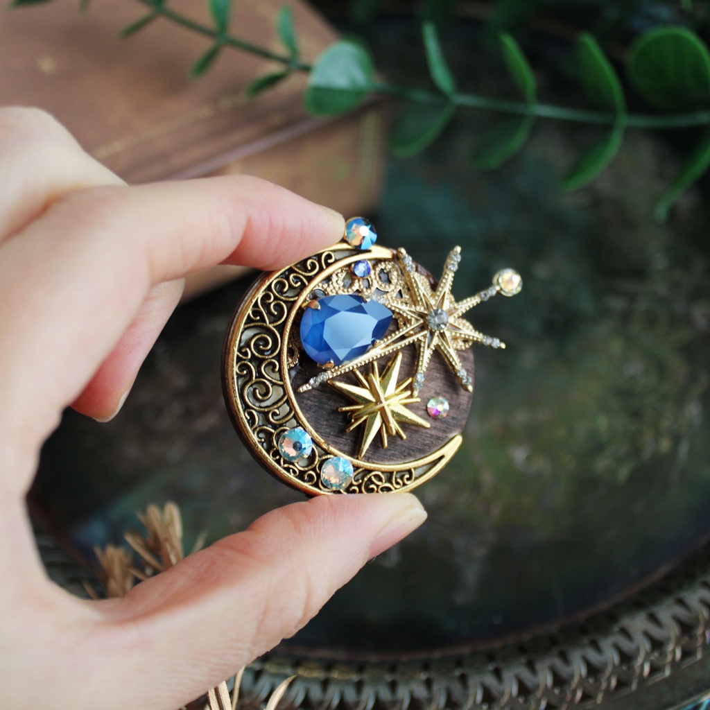 1点もの 燦耀のブローチ Ver.2(金古美)【高級クリスタル使用】三日月 星 天体