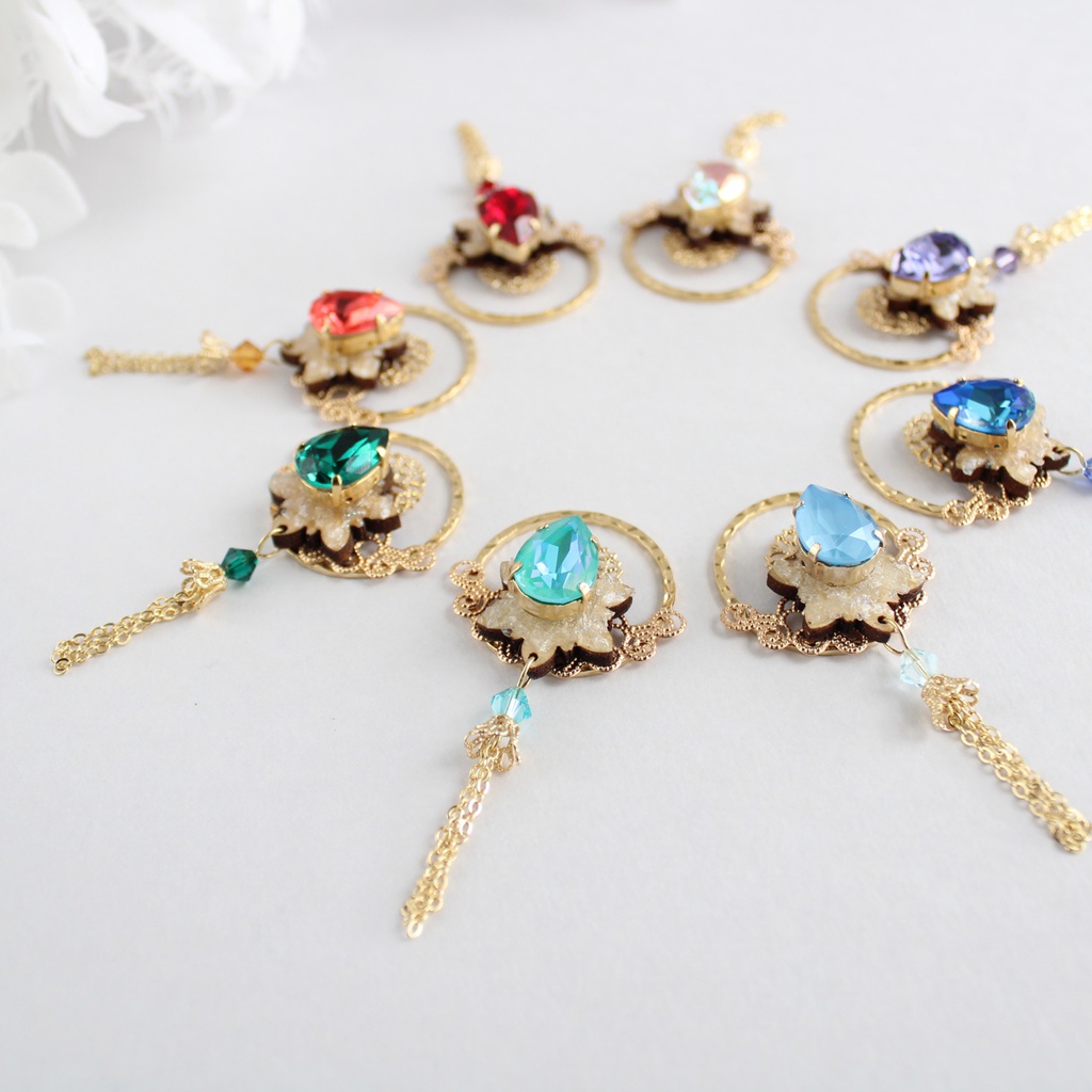 胸元や帽子のアクセントやストール留めに♪氷華の雫ピンブローチ(全8色)【高級クリスタル使用】
