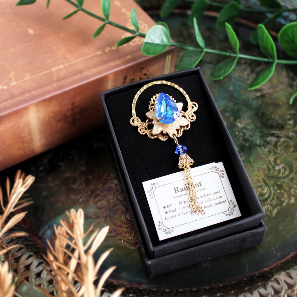 胸元や帽子のアクセントやストール留めに♪氷華の雫ピンブローチ(全8色)【高級クリスタル使用】