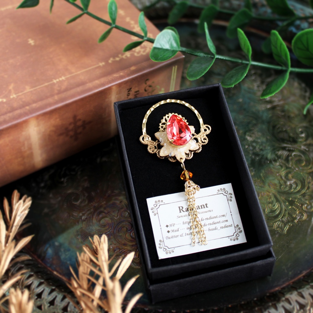 胸元や帽子のアクセントやストール留めに♪氷華の雫ピンブローチ(全8色)【高級クリスタル使用】