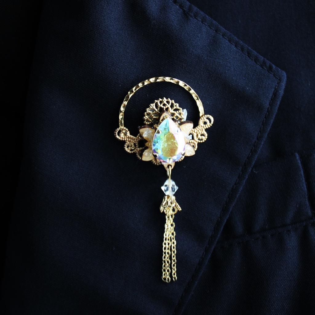 胸元や帽子のアクセントやストール留めに♪氷華の雫ピンブローチ(全8色)【高級クリスタル使用】