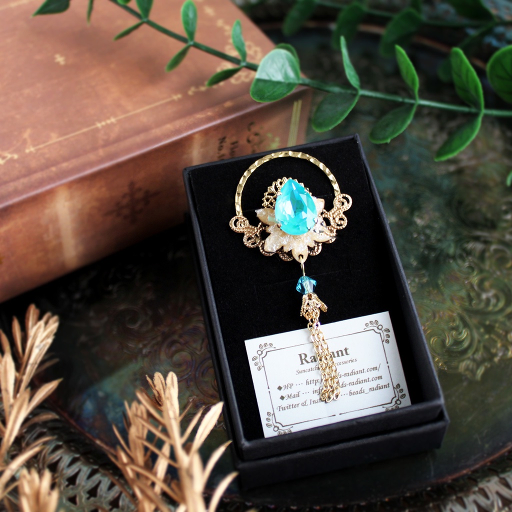 胸元や帽子のアクセントやストール留めに♪氷華の雫ピンブローチ(全8色)【高級クリスタル使用】