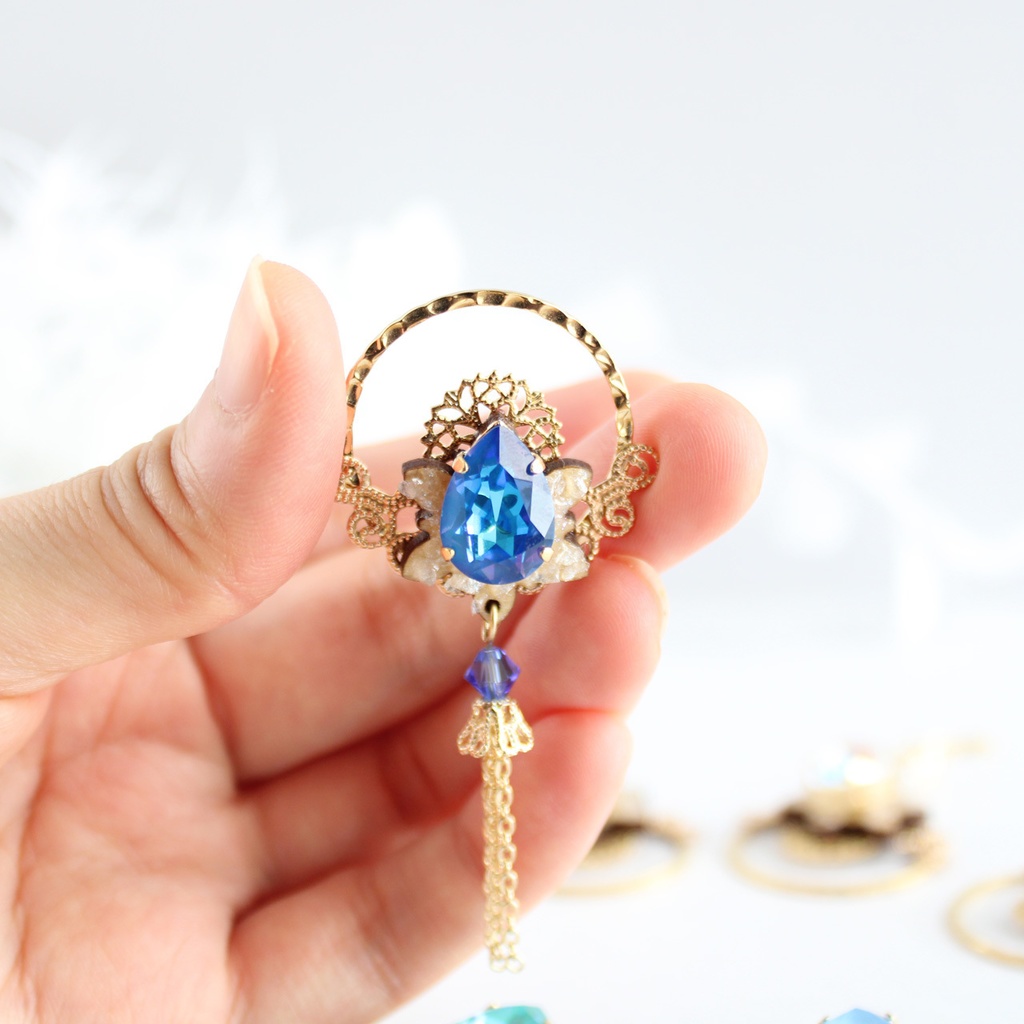 胸元や帽子のアクセントやストール留めに♪氷華の雫ピンブローチ(全8色)【高級クリスタル使用】