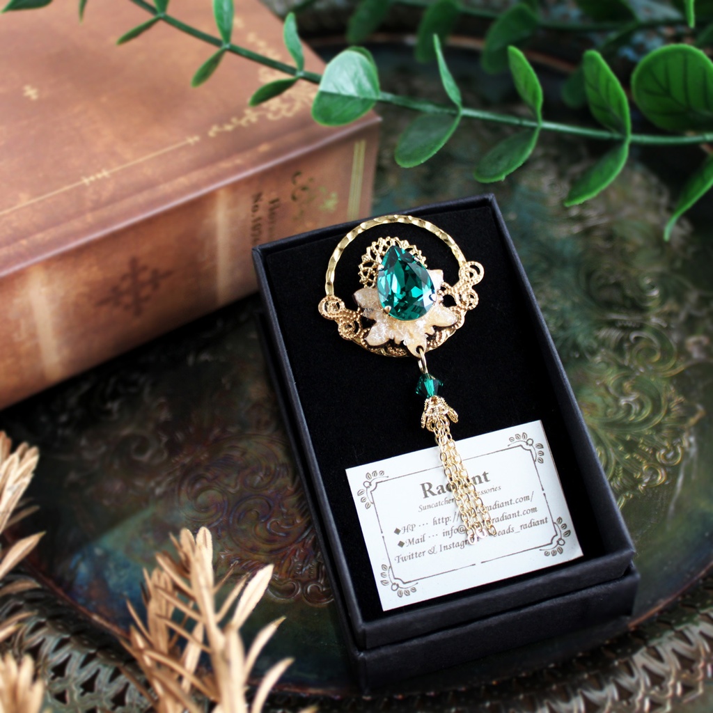 胸元や帽子のアクセントやストール留めに♪氷華の雫ピンブローチ（全８色）【高級クリスタル使用】