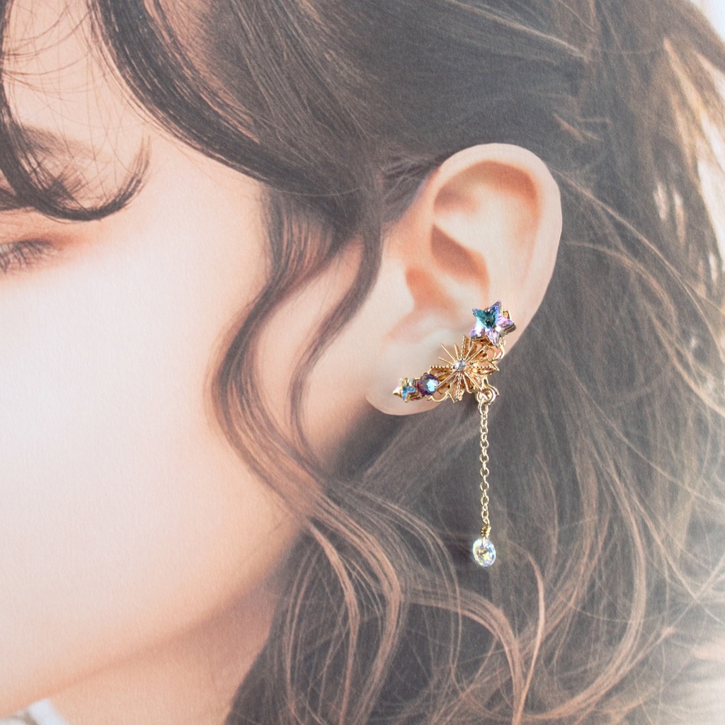 夜空を閉じ込めた耳飾り★星の円舞(ワルツ)イヤーカフ(全2色) 高品質クリスタル 天体 星