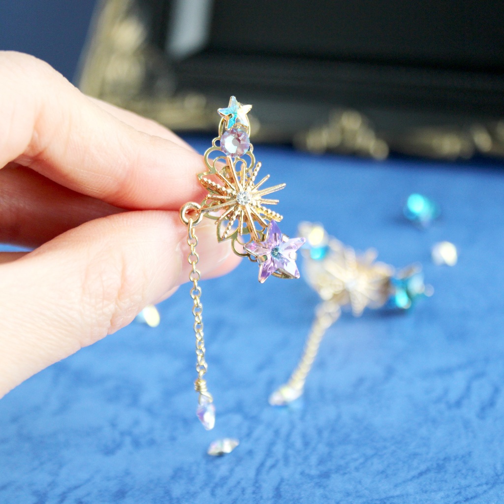 夜空を閉じ込めた耳飾り★星の円舞(ワルツ)イヤーカフ(全2色) 高品質クリスタル 天体 星