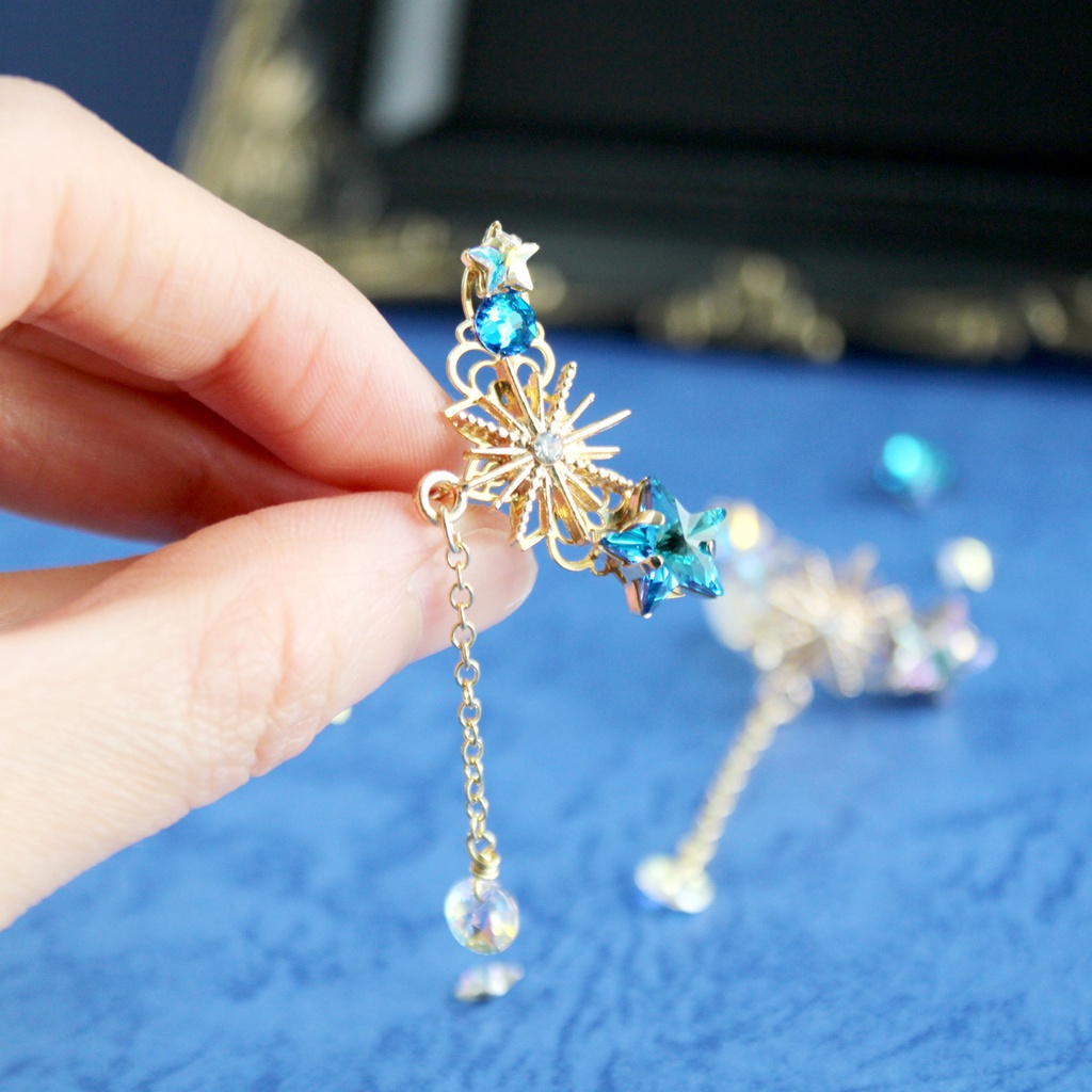 夜空を閉じ込めた耳飾り★星の円舞(ワルツ)イヤーカフ(全2色) 高品質クリスタル 天体 星