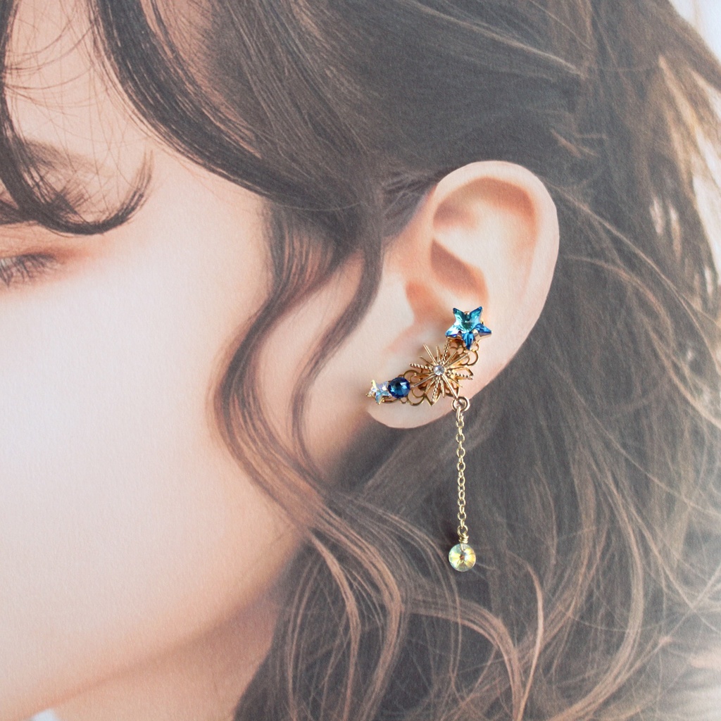 夜空を閉じ込めた耳飾り★星の円舞(ワルツ)イヤーカフ(全2色) 高品質クリスタル 天体 星