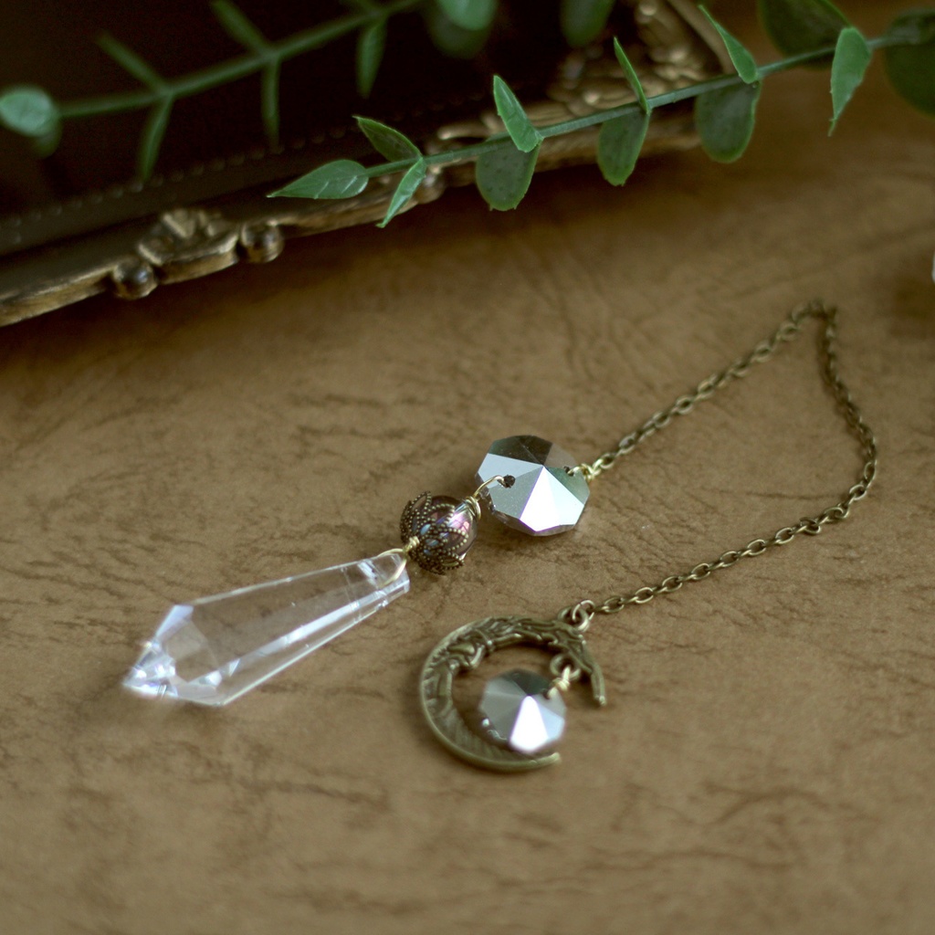 黄昏の三日月ペンデュラム<高級クリスタル使用>☆受注制作 アクアオーラ アンティーク風