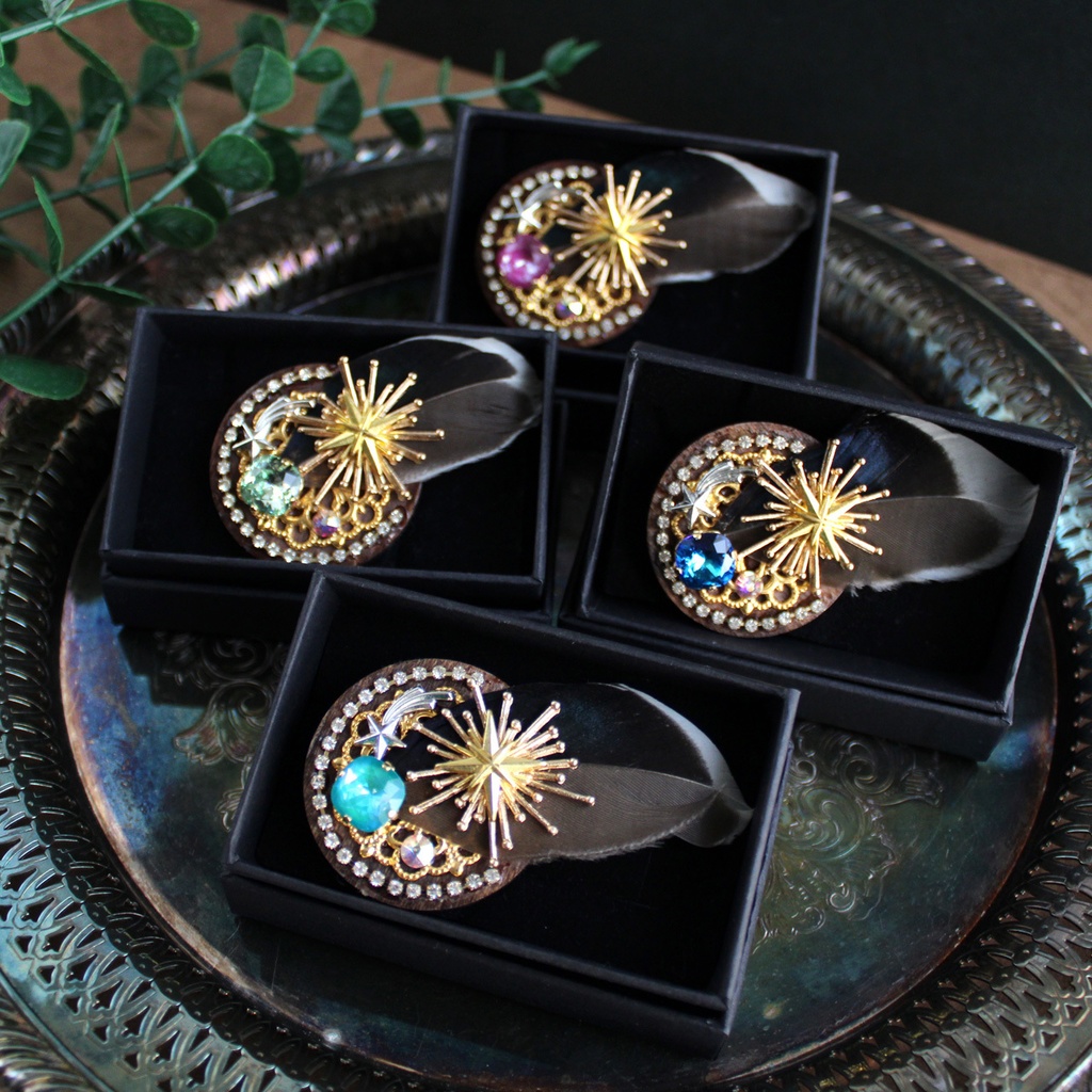 光翼のブローチ 全4色【高級クリスタル使用】星 天体 羽 翼