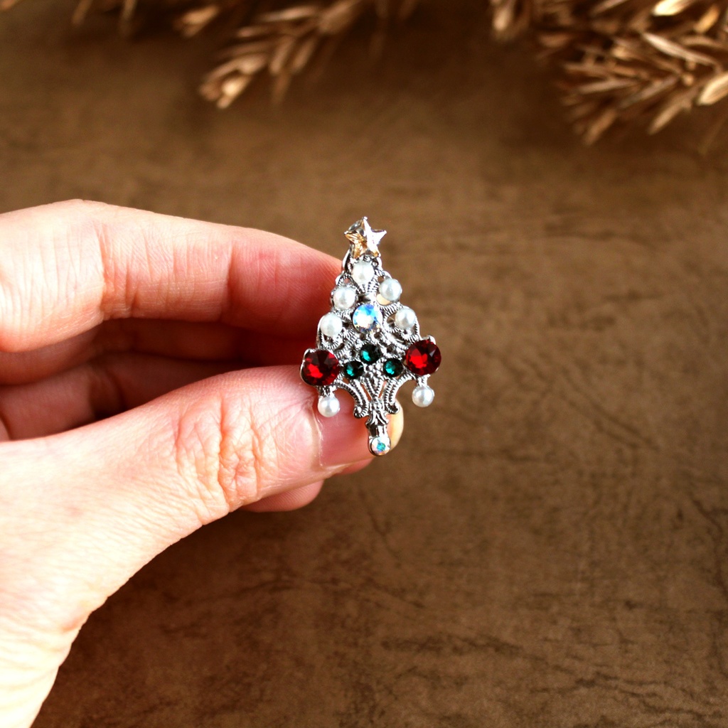 モミの木のピンブローチ(全2色 ゴールド or シルバー)【高級クリスタル使用】