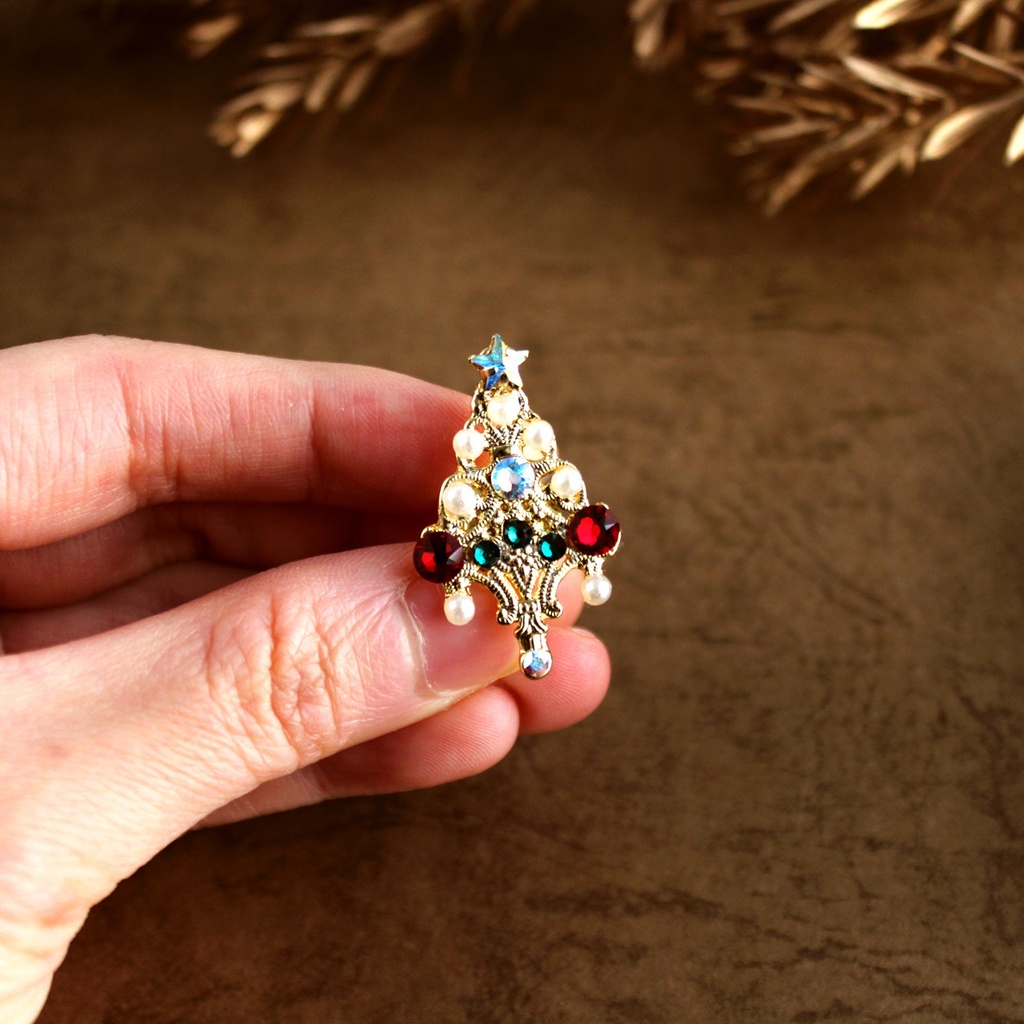 モミの木のピンブローチ(全2色 ゴールド or シルバー)【高級クリスタル使用】