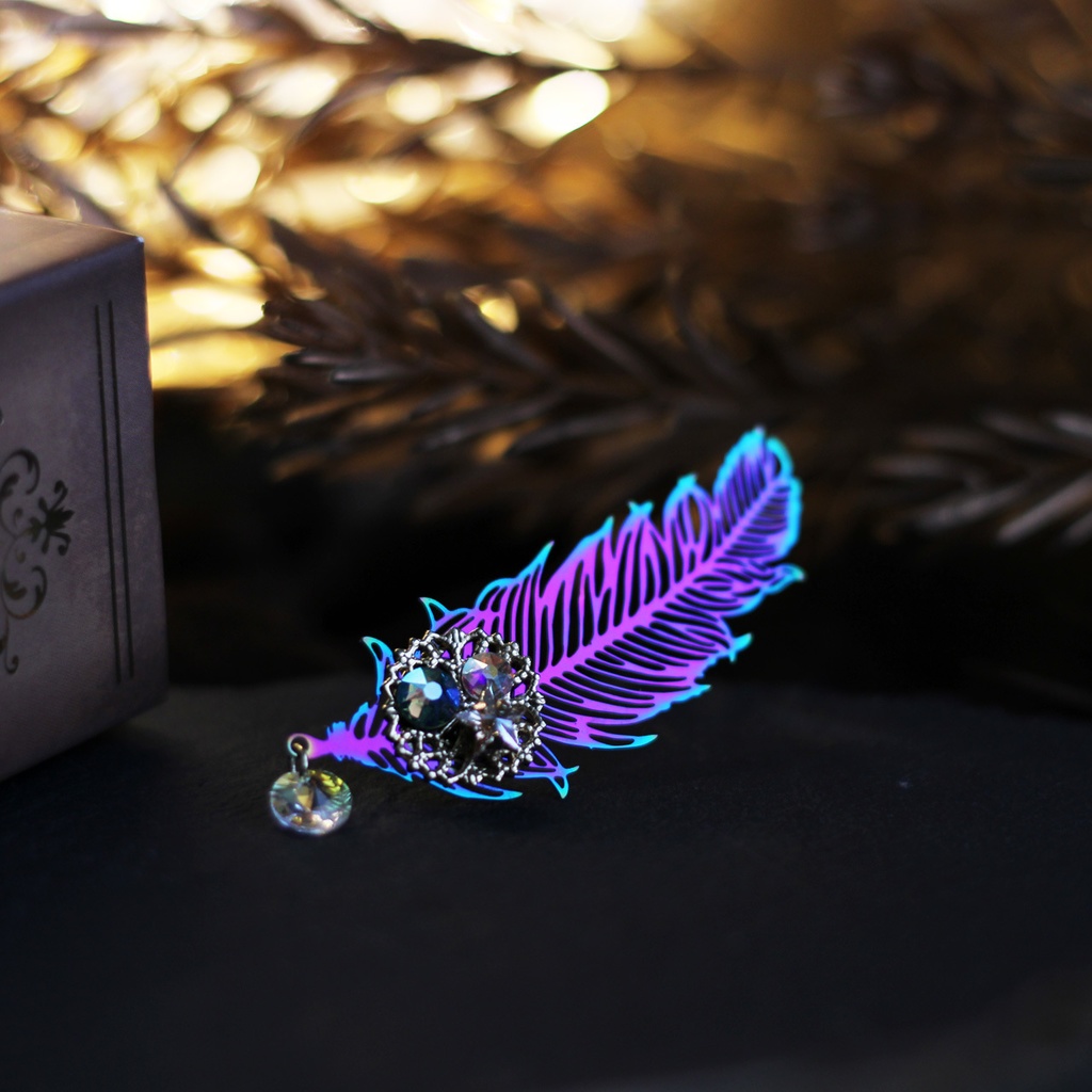 彩光の羽ピンブローチ（右向き・左向き）全３色【高級クリスタル使用】