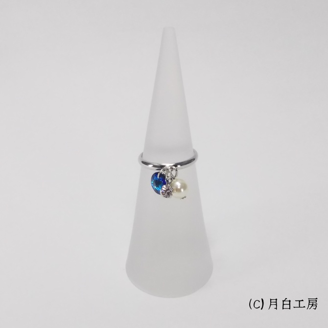 NO.11　バミューダブルー・クリスタルパールとラインストーンのピンキーリング（ロジウムカラー）　サイズ：4号/フリー