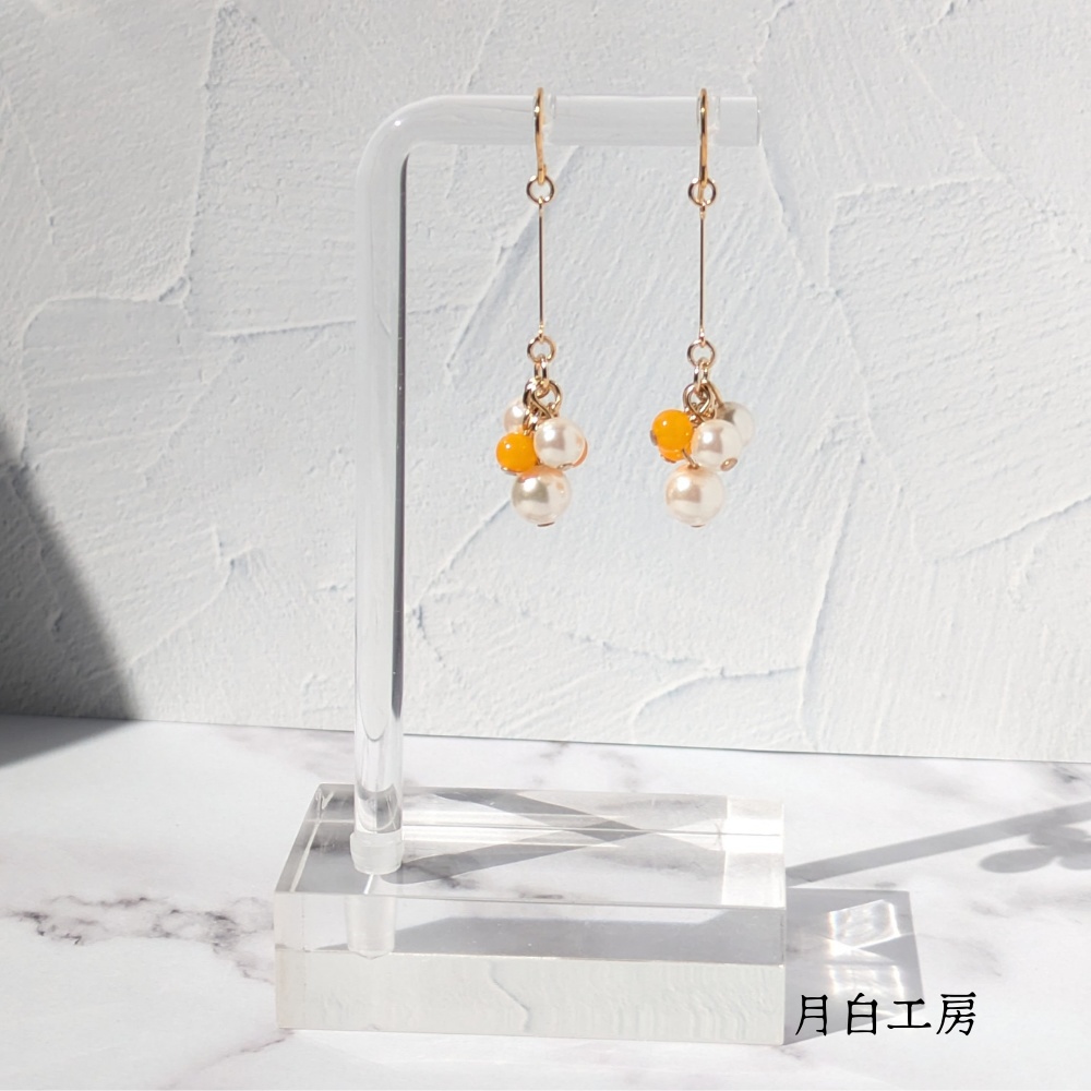 NO.44　シルキーパールとドイツ製アクリルビーズ（カレンデュラ）のピアス
