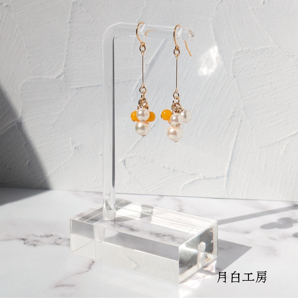 NO.44 シルキーパールとドイツ製アクリルビーズ(カレンデュラ)のピアス
