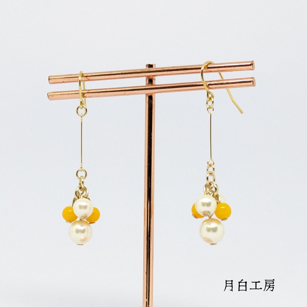 NO.44 シルキーパールとドイツ製アクリルビーズ(カレンデュラ)のピアス