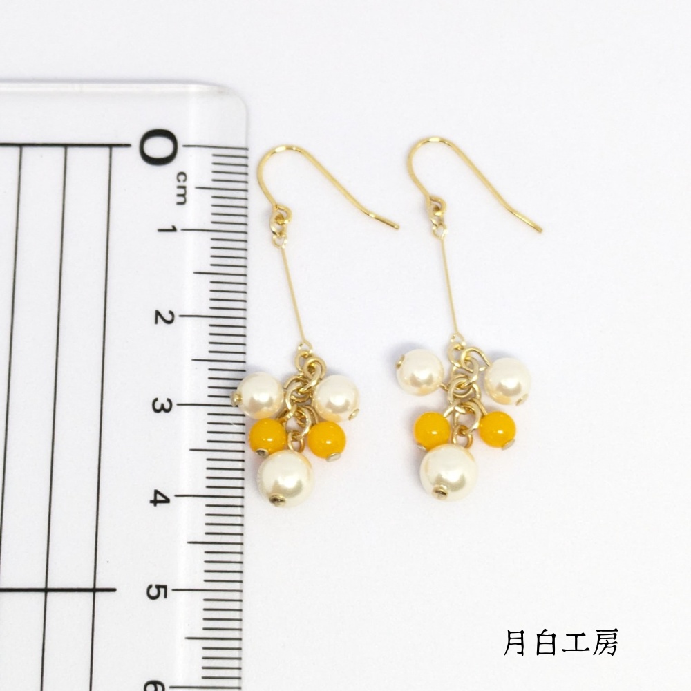 NO.44 シルキーパールとドイツ製アクリルビーズ(カレンデュラ)のピアス