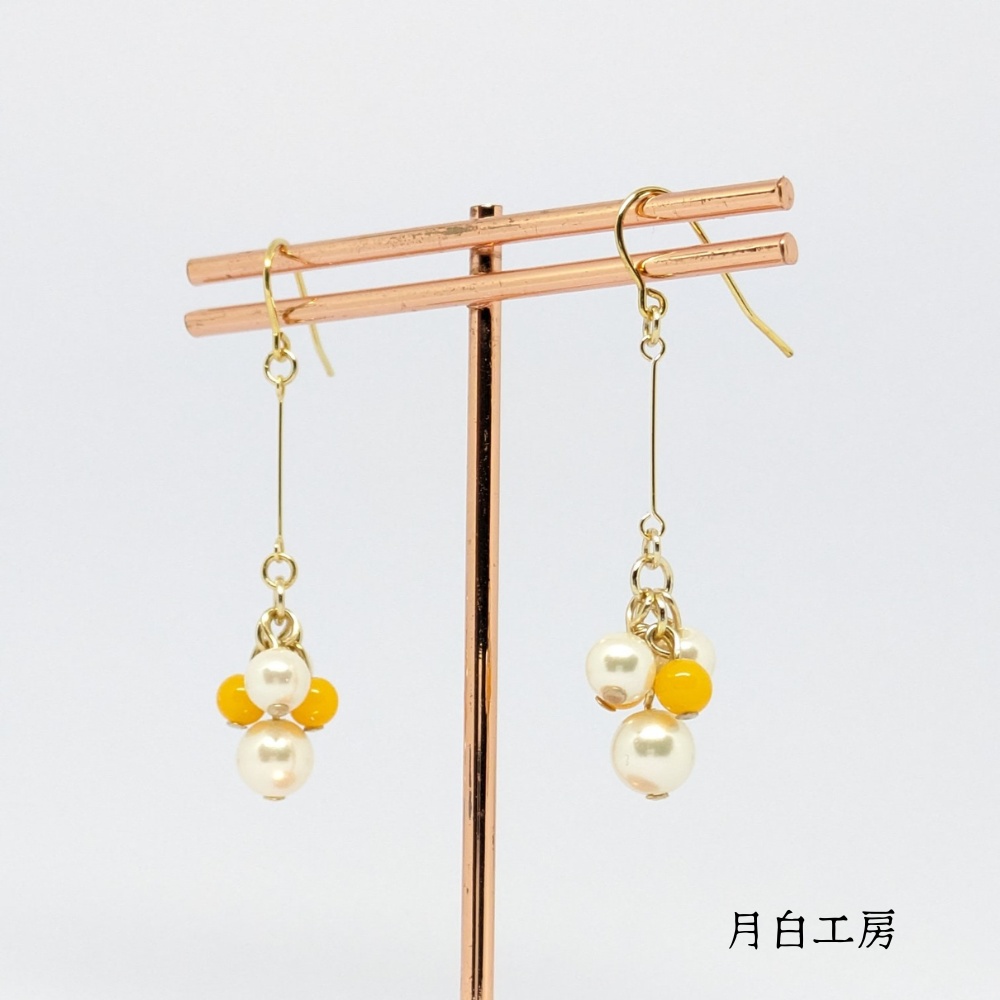 NO.44 シルキーパールとドイツ製アクリルビーズ(カレンデュラ)のピアス