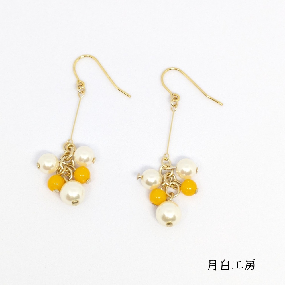 NO.44 シルキーパールとドイツ製アクリルビーズ(カレンデュラ)のピアス