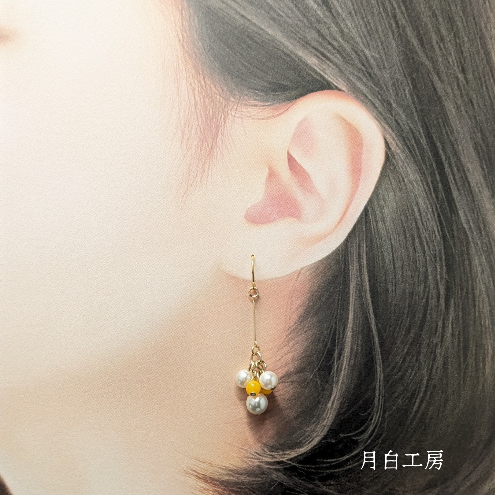 NO.44 シルキーパールとドイツ製アクリルビーズ(カレンデュラ)のピアス