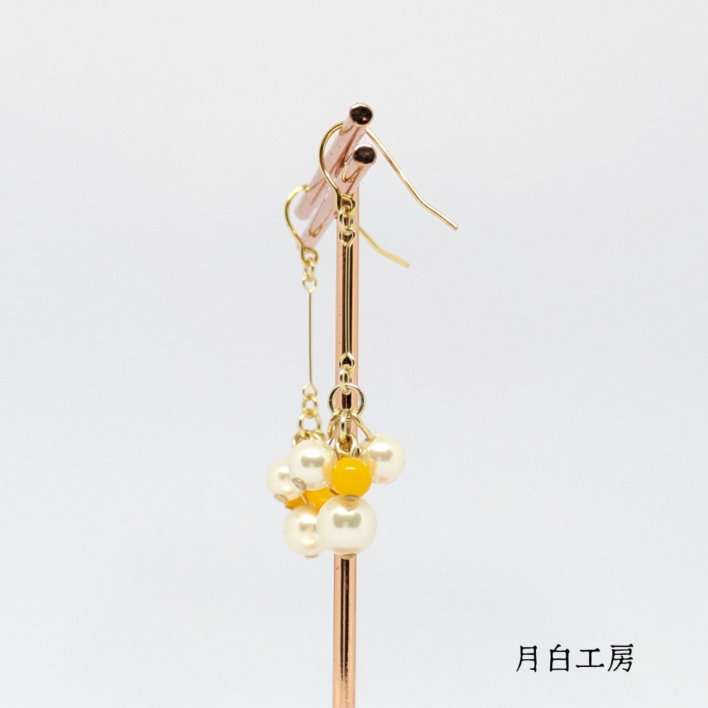 NO.44 シルキーパールとドイツ製アクリルビーズ(カレンデュラ)のピアス
