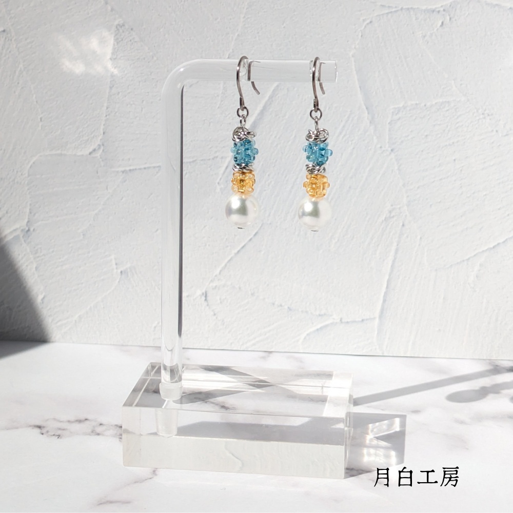 NO.112　小さなビーズボール【レモンソーダ】とシルキーパールとメビウスボールのチタンフックピアス