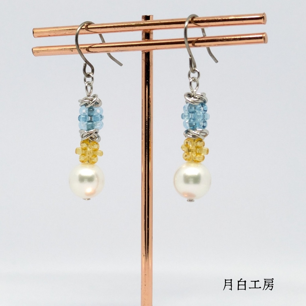 NO.112 小さなビーズボール【レモンソーダ】とシルキーパールとメビウスボールのチタンフックピアス