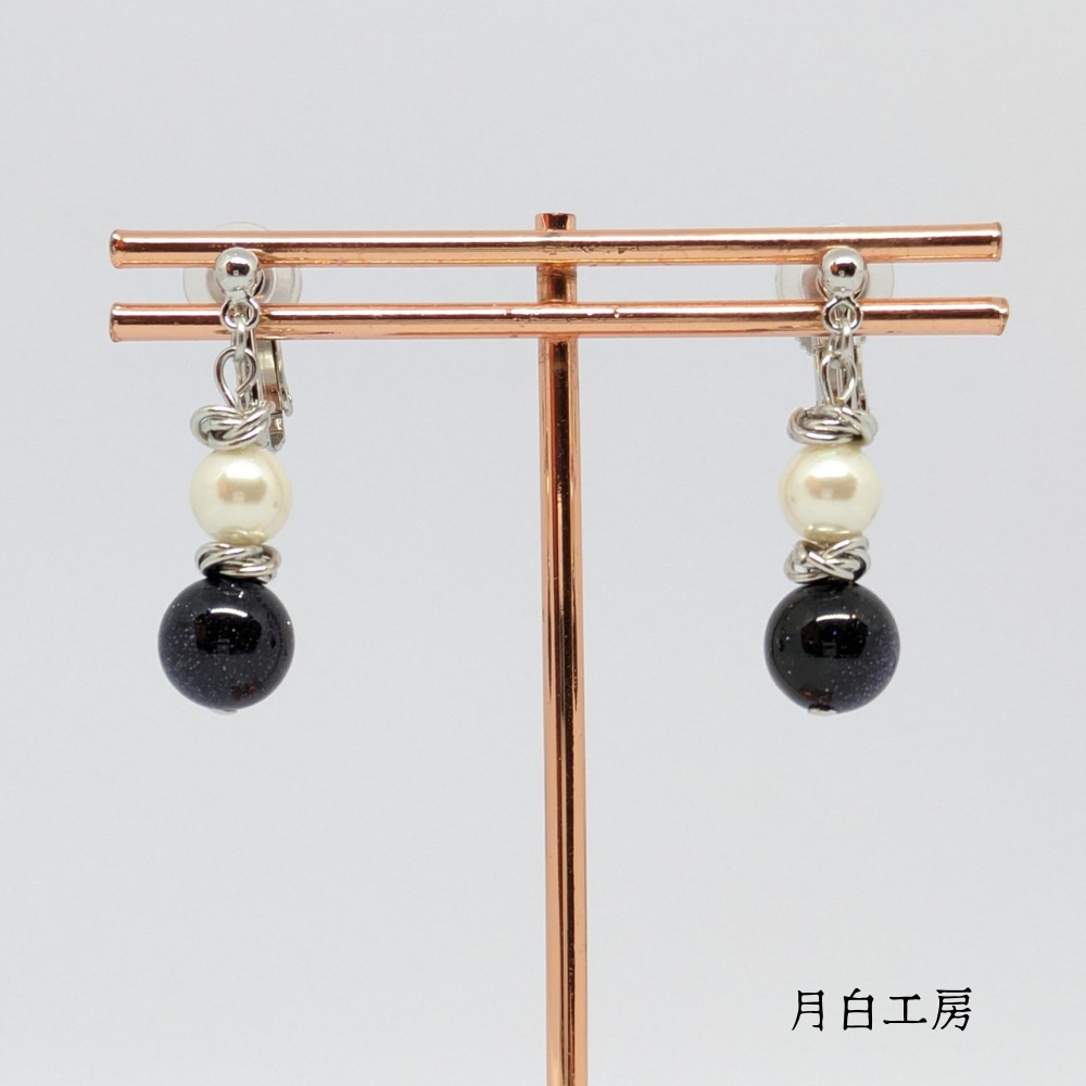 NO.111　夜空の煌めき　ブルーサンド（合成）シルキーパールとメビウスボールのイヤリング