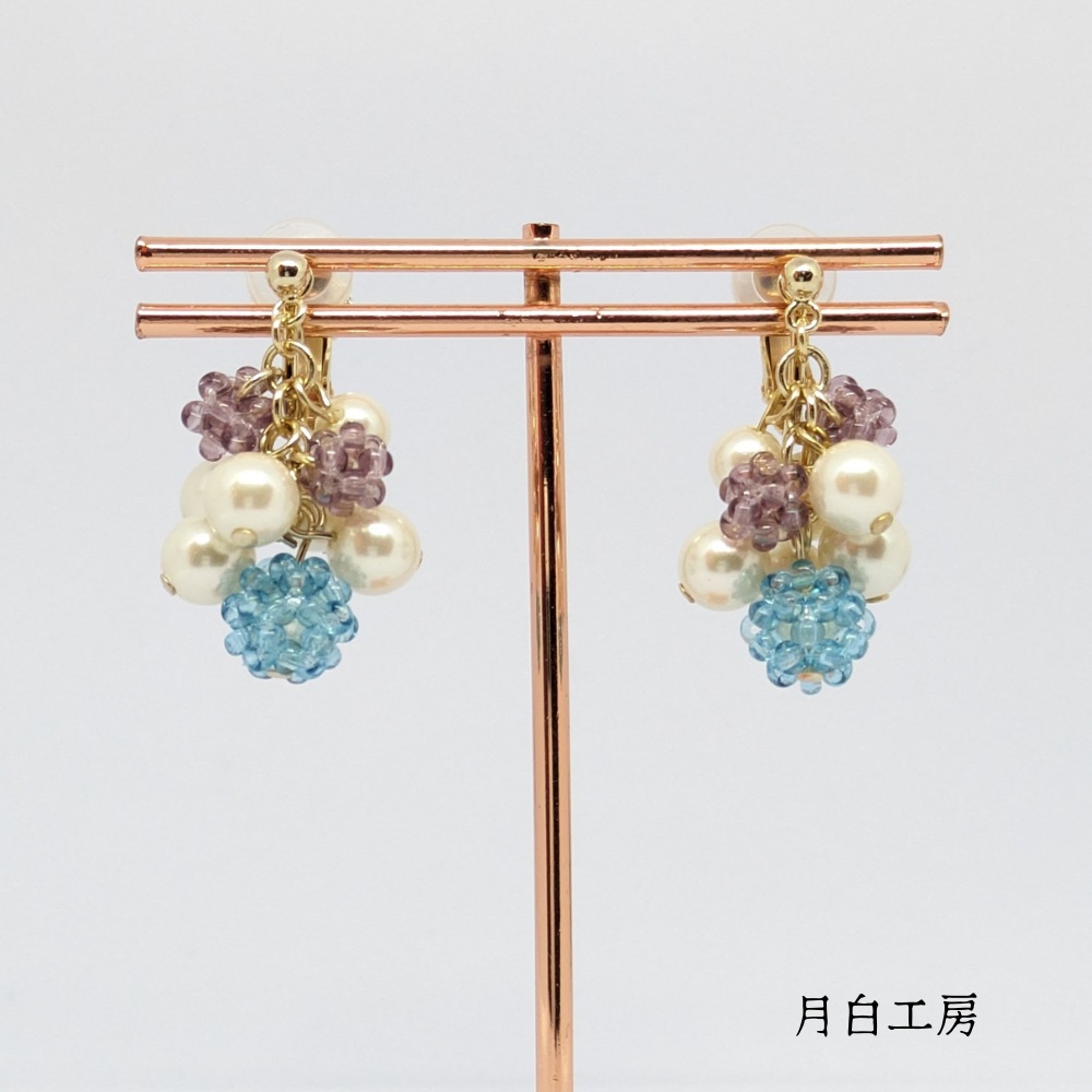 NO.110　コロコロ　揺れる　紫陽花カラーのビーズボールとシルキーパールのイヤリング
