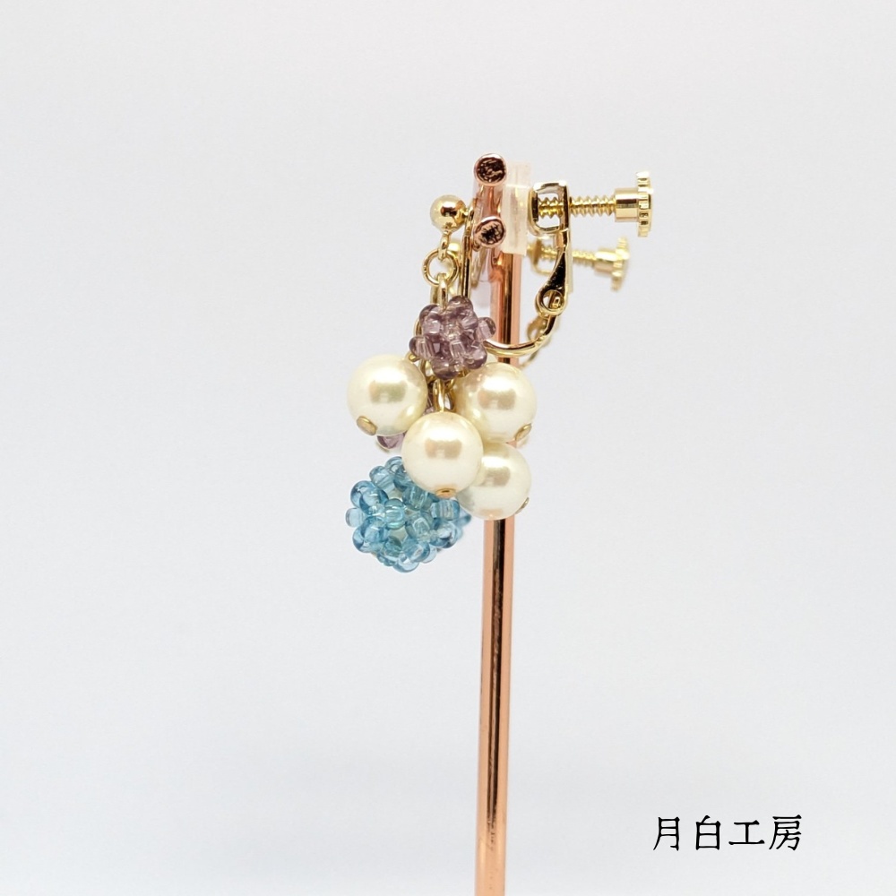 NO.110 コロコロ 揺れる 紫陽花カラーのビーズボールとシルキーパールのイヤリング