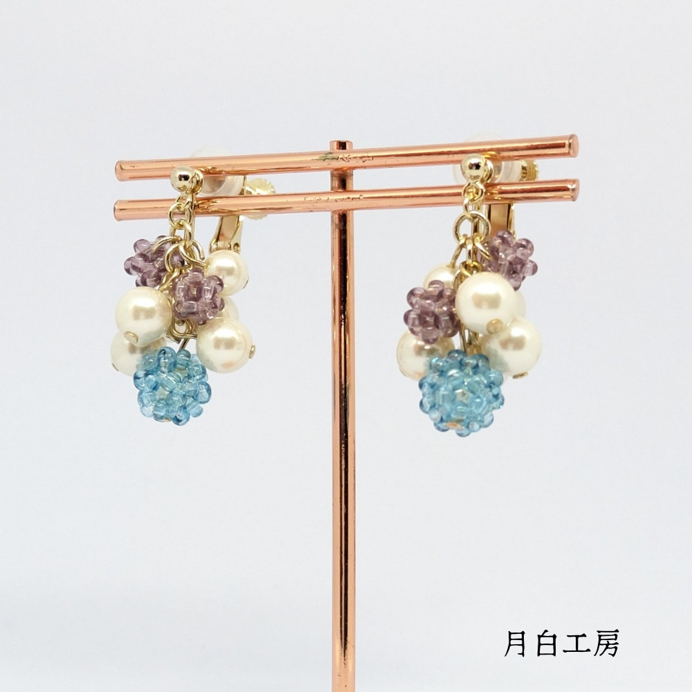 NO.110 コロコロ 揺れる 紫陽花カラーのビーズボールとシルキーパールのイヤリング
