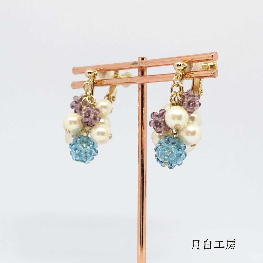 NO.110 コロコロ 揺れる 紫陽花カラーのビーズボールとシルキーパールのイヤリング