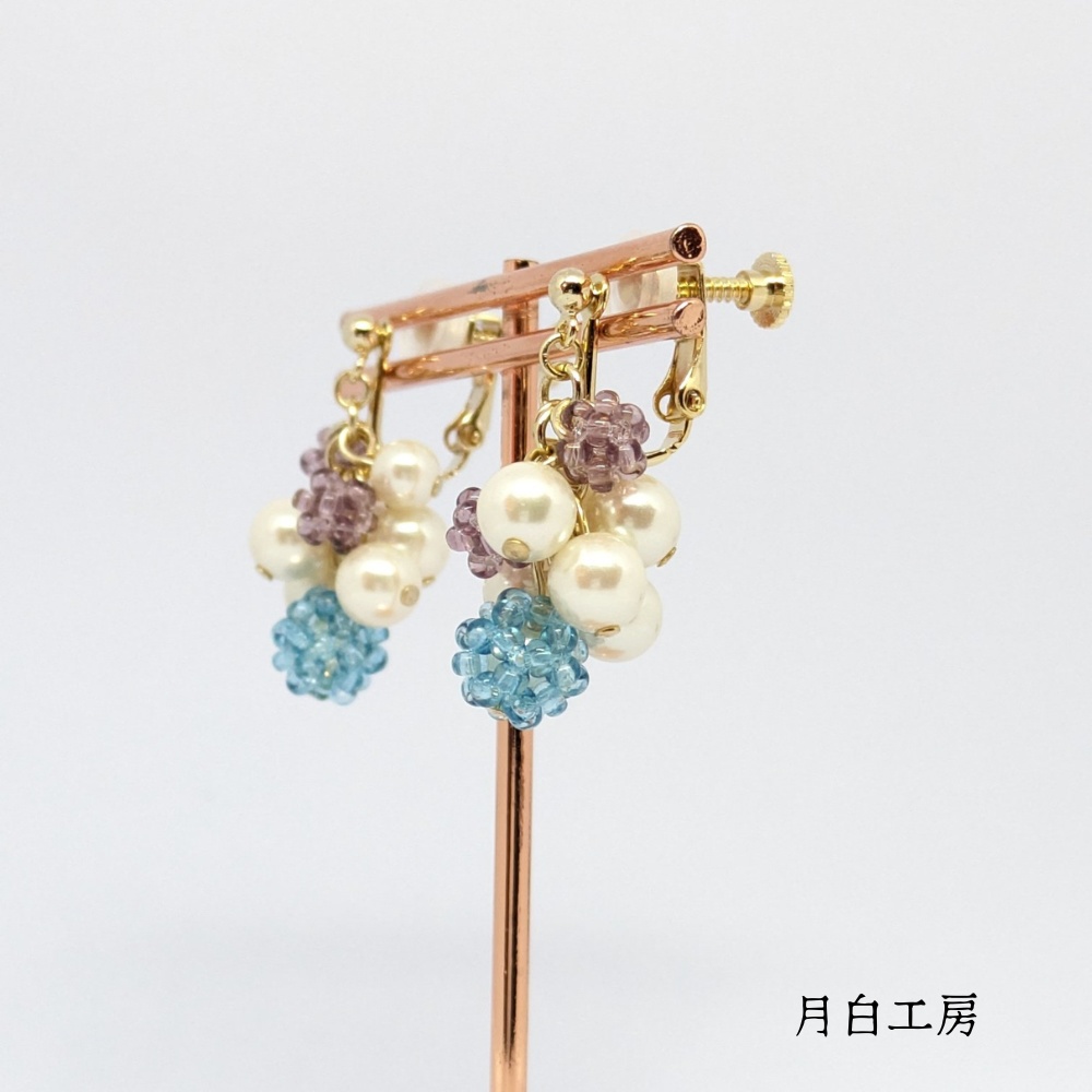 NO.110 コロコロ 揺れる 紫陽花カラーのビーズボールとシルキーパールのイヤリング
